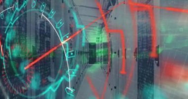 Arka plandaki sunucu odasına karşı soyut şablon ve bilgisayar dilinin animasyonu. Dijital bileşik, çoklu pozlama, şekil, kodlama, ağ oluşturma, teknoloji ve ağ sunucu kavramı.