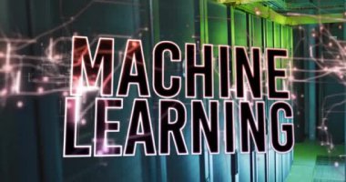 Sunucu odasında aydınlatılmış soyut şablonlar üzerinden makine öğrenme metninin animasyonu. Dijital bileşik, çoklu pozlama, veri merkezi, ağ, teknoloji ve ağ sunucu kavramı.