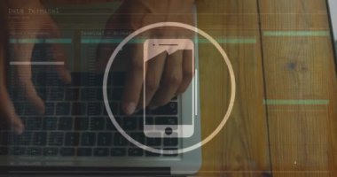 Akıllı telefon simgesinin animasyonu ve beyaz adamın dizüstü bilgisayarı kullanarak veri işlemesi. Küresel iş, finans, bağlantılar, hesaplama ve veri işleme kavramı dijital olarak oluşturulmuş video.