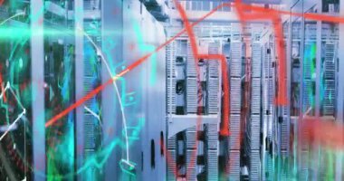 Bilgisayar dilinin animasyonu, soyut şablon ve bağlantı noktaları sunucu rafları üzerinde şekiller oluşturuyor. Dijital bileşik, çoklu pozlama, iletişim, kodlama, ağ sunucu kavramı.