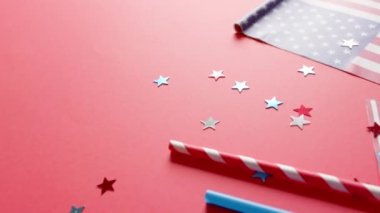 Kırmızı zemin üzerinde Amerika Birleşik Devletleri bayrakları üzerinde 4 Temmuz metninin animasyonu. Amerika 'nın bağımsızlık günü, gelenek ve kutlama konsepti dijital olarak oluşturuldu.