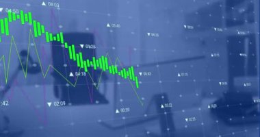 Ofisteki boş sandalye ve masaüstünde numaralarını değiştiren grafiklerin animasyonu. Dijital bileşik, çoklu pozlama, rapor, iş, büyüme ve teknoloji kavramı.