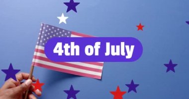4 Temmuz metninin animasyonu yıldızların üzerinde ve Amerika Birleşik Devletleri bayrağının mavi arka planında. Amerika 'nın bağımsızlık günü, gelenek ve kutlama konsepti dijital olarak oluşturuldu.