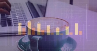 Laptop beyaz iş adamı üzerinden dizüstü bilgisayar kullanarak finansal veri işleme animasyonu. Küresel iş, finans, bağlantılar, hesaplama ve veri işleme kavramı dijital olarak oluşturulmuş video.
