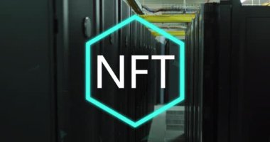 Aydınlatılmış altıgenli nft metnin arka plandaki sunucu odasına animasyonu. Dijital bileşik, çoklu pozlama, kripto para birimi, bankacılık, teknoloji ve ağ sunucu kavramı.