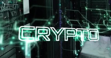 Sunucu odasındaki sunucu raflarına karşı aydınlatılmış soyut şablon üzerinden şifreli metin animasyonu. Dijital bileşik, çoklu pozlama, bankacılık, para birimi, teknoloji ve ağ sunucu kavramı.