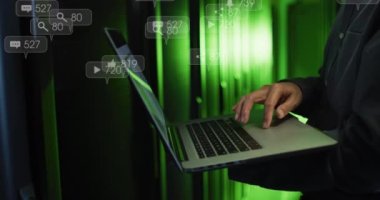 Sunucu odasında dizüstü bilgisayar kullanan bir erkek mühendisin orta bölümündeki sosyal medya simgelerinin canlandırılması. Sosyal medya ağı ve iş veri depolama teknolojisi kavramı