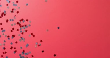 4 Temmuz metninin animasyonu kırmızı zemin üzerinde Amerika Birleşik Devletleri yıldızları üzerinde. Amerika 'nın bağımsızlık günü, gelenek ve kutlama konsepti dijital olarak oluşturuldu.