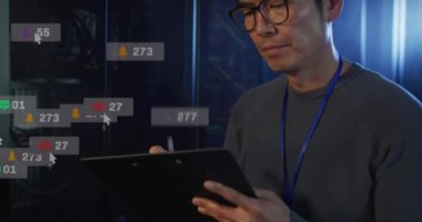 Sunucu odasında panoya yazı yazan Asyalı erkek mühendis üzerine sosyal medya simgelerinin animasyonu. Sosyal medya ağı ve iş veri depolama teknolojisi kavramı