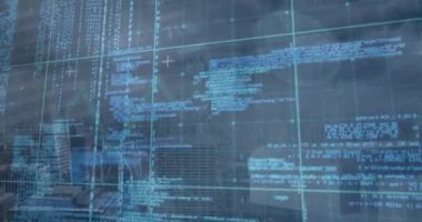 Bilgisayar dilinin bilgi arayüzü üzerinden animasyonu, bulutlu gökyüzüne karşı modern şehir manzarası. 