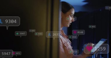 Sunucu odasında dijital tablet kullanan beyaz kadın mühendis üzerine sosyal medya simgelerinin canlandırılması. Sosyal medya ağı ve iş veri depolama teknolojisi kavramı