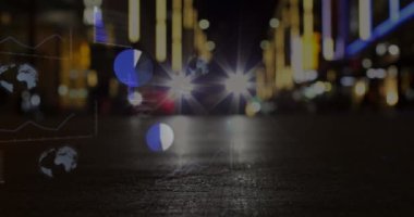 İstatistiksel veri işleme animasyonuyla şehir caddesinin gece görüntüsü karşılaştırılıyor. Bilgisayar arayüzü ve iş veri teknolojisi kavramı