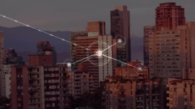 Şehir manzarası üzerindeki bağlantı ağının animasyonu. Küresel iş ve dijital arayüz, dijital olarak oluşturulan video.