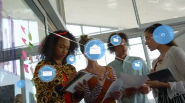 Ofiste birlikte tartışan çeşitli meslektaşlar üzerine dijital simge ağının animasyonu. Küresel ağ ve iş teknolojisi kavramı