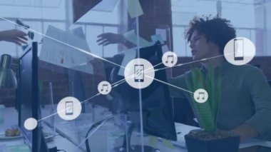 Ofisteki çeşitli iş adamlarının simgeleriyle bağlantı ağının animasyonu. Küresel iş, finans, hesaplama ve veri işleme kavramı dijital olarak oluşturulmuş video.