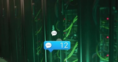 Karanlık sunucu odasındaki bilgisayar sunucuları üzerinden veri işleme çevrimiçi sohbet bildirimleri. Sosyal ağ, küresel iletişim, veri ve dijital arayüz teknolojisi, dijital olarak oluşturulmuş video.