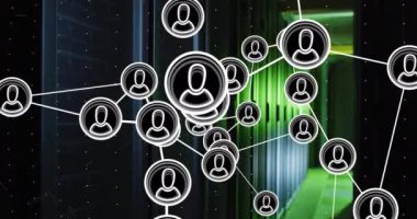 Yeşil ışık, karanlık bilgisayar sunucu odasında hareket eden insan simgeleri ağı. İletişim ağı, veri ve dijital arayüz teknolojisi, dijital olarak oluşturulmuş video.