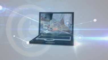Bilgisayardaki iş veri işlemesine karşı dijital simgelerin ve ışık yollarının animasyonu. Küresel ağ ve iş arayüzü teknolojisi kavramı
