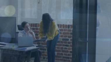 Ofisteki çeşitli iş adamlarının ikonlarıyla olan bağlantılarının canlandırılması. Küresel iş, finans, hesaplama ve veri işleme kavramı dijital olarak oluşturulmuş video.