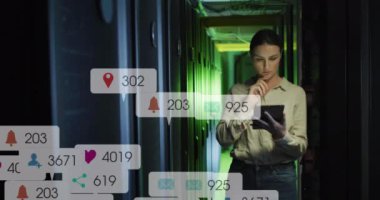 Sunucu odasında dijital tablet kullanan beyaz kadın mühendis üzerine sosyal medya simgelerinin canlandırılması. Sosyal medya ağı ve iş veri depolama teknolojisi kavramı