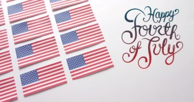 4 Temmuz metninin animasyonu beyaz arka planda Amerika Birleşik Devletleri bayrakları üzerinde. Amerika 'nın bağımsızlık günü, gelenek ve kutlama konsepti dijital olarak oluşturuldu.