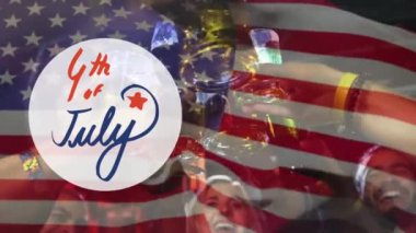 Amerika Birleşik Devletleri bayrağı üzerinde 4 Temmuz metninin animasyonu. Amerika 'nın bağımsızlık günü, gelenek ve kutlama konsepti dijital olarak oluşturuldu.