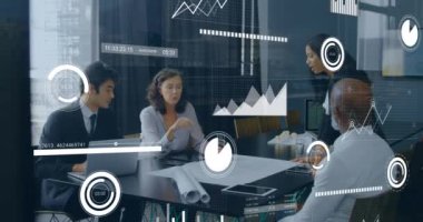 Muhtelif meslektaşların ofisindeki bir toplantı odasında tartıştıkları veri işleme animasyonu. Bilgisayar arayüzü ve iş teknolojisi kavramı