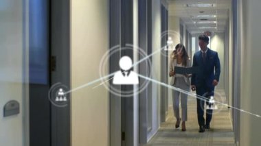Ofisteki farklı iş adamlarının ikonlarıyla bağlantı ağının animasyonu. Küresel iş, finans, hesaplama ve veri işleme kavramı dijital olarak oluşturulmuş video.