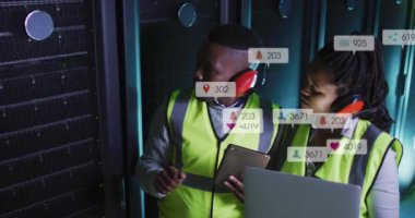 Sunucu odasında çalışan Afro-Amerikan erkek ve kadın mühendislerin sosyal medya simgelerinin animasyonu. Sosyal medya ağı ve iş veri depolama teknolojisi kavramı