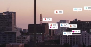 Şehir manzarasına karşı sosyal medya simgelerinin animasyonu. Sosyal medya ağı ve iş teknolojisi kavramı