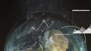 Dünya 'yı uzaya karşı döndüren çizgilerin üzerindeki çoklu grafiklerin animasyonu. Dijital olarak üretilmiş, hologram, küreselleşme, rapor, iş dünyası, soyut ve teknoloji kavramı.