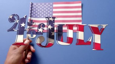 Amerika Birleşik Devletleri bayrağı üzerinde mavi arka planda 4 Temmuz metninin animasyonu. Amerika 'nın bağımsızlık günü, gelenek ve kutlama konsepti dijital olarak oluşturuldu.