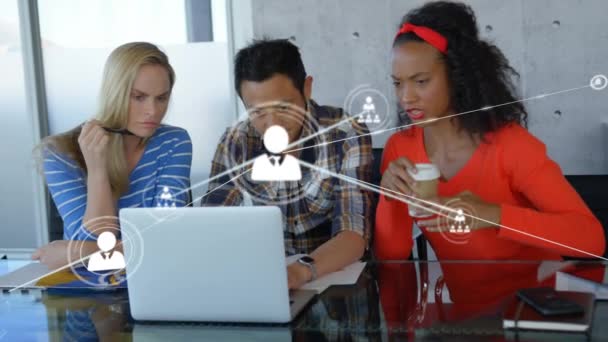 オフィスでラップトップを使用している多様なビジネスの人々のアイコンとの接続のネットワークのアニメーション グローバル接続 ビジネスコンセプトデジタルで生成されたビデオ — ストック動画
