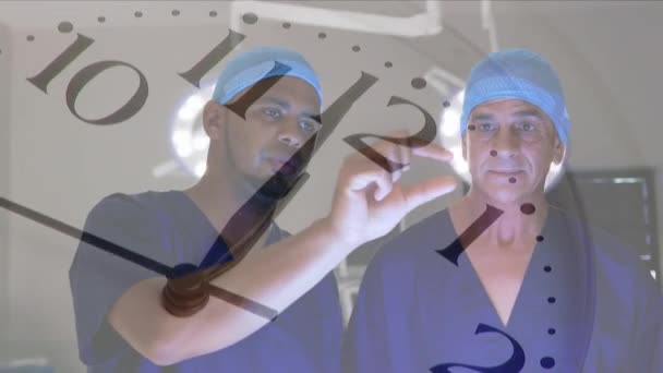 Animering Tickande Klocka Mot Två Olika Manliga Kirurger Diskuterar Sjukhuset — Stockvideo