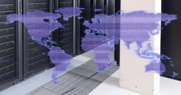 背景のサーバールームに対する地図上のグリッチ技術のアニメーション デジタル複合材 複数の露光 グローバル データセンター ネットワーク テクノロジー ネットワークサーバーの概念 — ストック動画