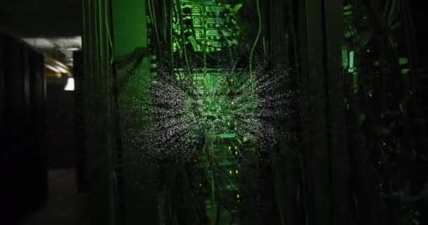 Κείμενο Nft Πάνω Από Πράσινο Φως Διακομιστές Υπολογιστών Σκοτεινό Δωμάτιο — Αρχείο Βίντεο