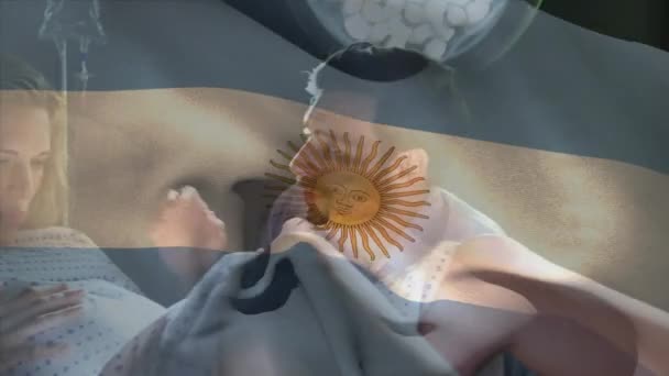 Animación Bandera Argentina Sobre Cirujano Masculino Caucásico Operando Mujer Embarazada — Vídeo de stock