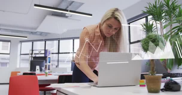 オフィスでラップトップを使用して白人女性の上に複数のグラフのアニメーション デジタル複合体 複数の露出 レポート ビジネス 抽象的および技術の概念 — ストック動画