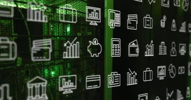重复业务和媒体图标移动在黑暗服务器室的绿色点亮的计算机服务器上 通信网络 数据和数字接口技术 数字生成视频 — 图库视频影像