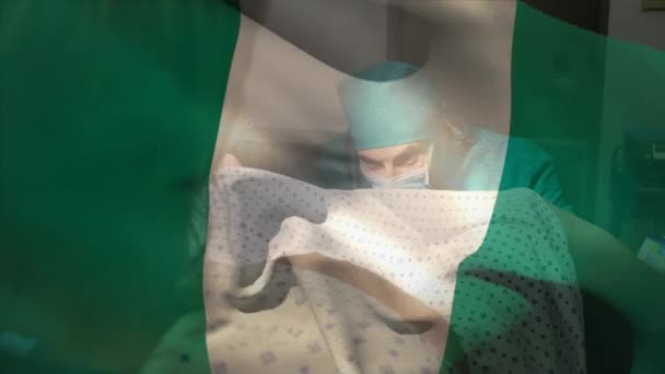 Doğum Sırasında Hamile Kadını Ameliyat Eden Beyaz Erkek Cerrah Üzerinde — Stok video