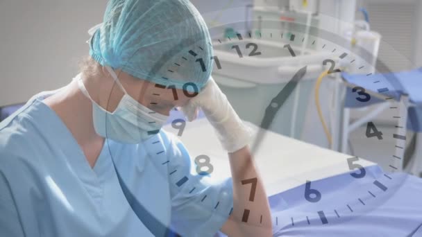Animation Der Tickenden Uhr Gegen Gestresste Kaukasische Chirurgin Mit Gefalteten — Stockvideo