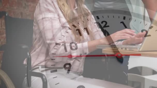 オフィスの多様なビジネス人の上に時計のアニメーション グローバルビジネス コンピューティング データ処理の概念デジタル生成ビデオ — ストック動画