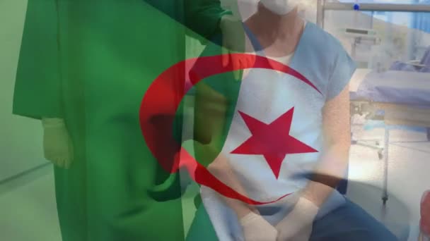 Κινούμενη Σημαία Της Αλγερίας Πάνω Από Καυκάσιους Χειρουργούς Μάσκες Προσώπου — Αρχείο Βίντεο