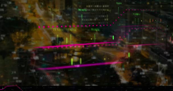 根据夜间城市景观的航拍动画进行财务数据处理 全球金融和商业技术概念 — 图库视频影像