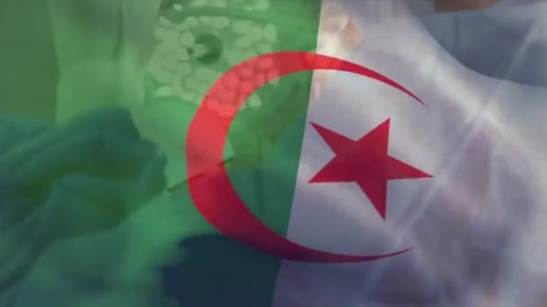 Animação Acenar Com Bandeira Algeria Sobre Cirurgião Fêmea Amarrando Máscara — Vídeo de Stock