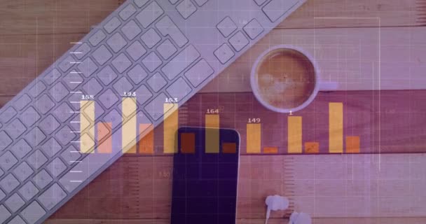 Animation Der Statistischen Datenverarbeitung Gegen Smartphone Kopfhörer Kaffeetasse Auf Holztisch — Stockvideo