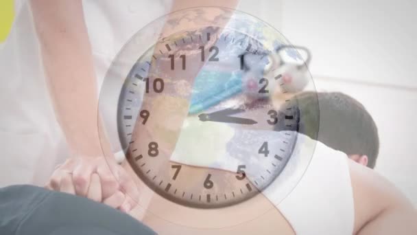 Animación Del Tictac Del Reloj Sobre Fisioterapeuta Femenina Caucásica Con — Vídeos de Stock