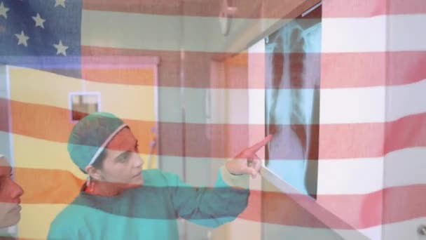Медична Команда Дивиться Рентген Операційному Театрі Глобальні Медичні Послуги Під — стокове відео