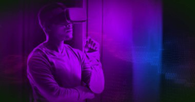 Sunucu odasında VR kulaklık kullanan Afro-Amerikan iş adamının veri işleme kompozisyonu. Teknoloji, bilgisayar ve çevrimiçi güvenlik konsepti dijital olarak oluşturuldu.