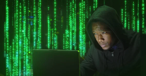 Samenstelling Van Verwerking Van Gegevens Afrikaanse Amerikaanse Mannelijke Hacker Met — Stockfoto